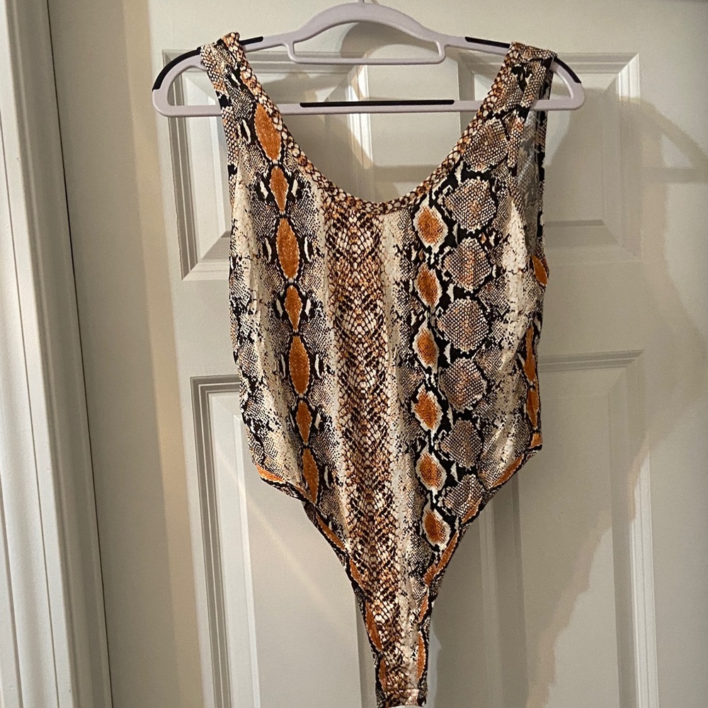 🧡 Women’s boohoo snakeskin bodysuit